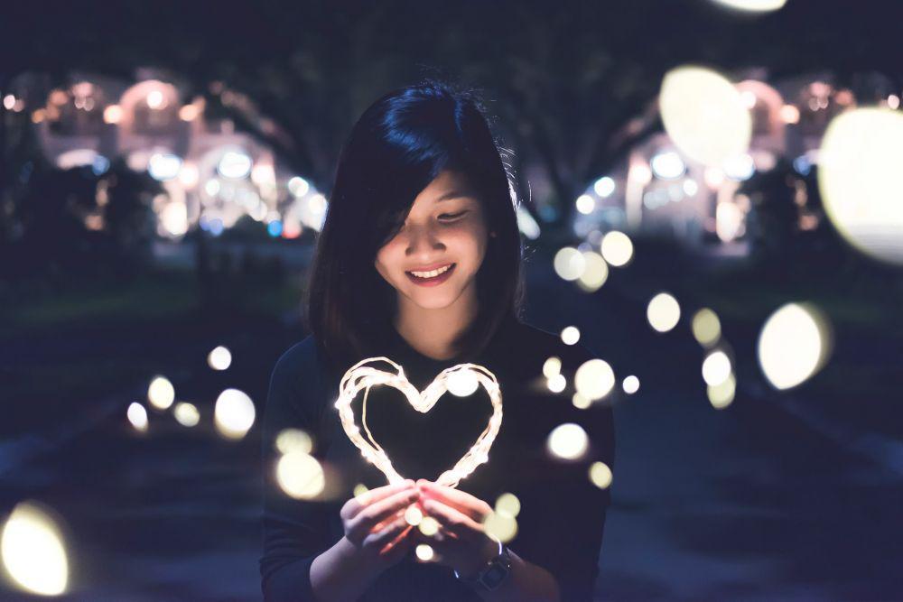 ilustrasi memegang lampu hias (unsplash.com/Bart LaRue)