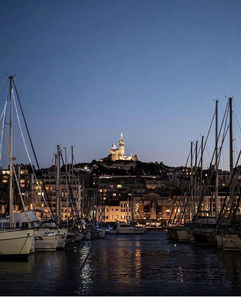 Vieux Port di Marseille, Cote d’Azur (instagram.com/croisieresmarseillecalanques)