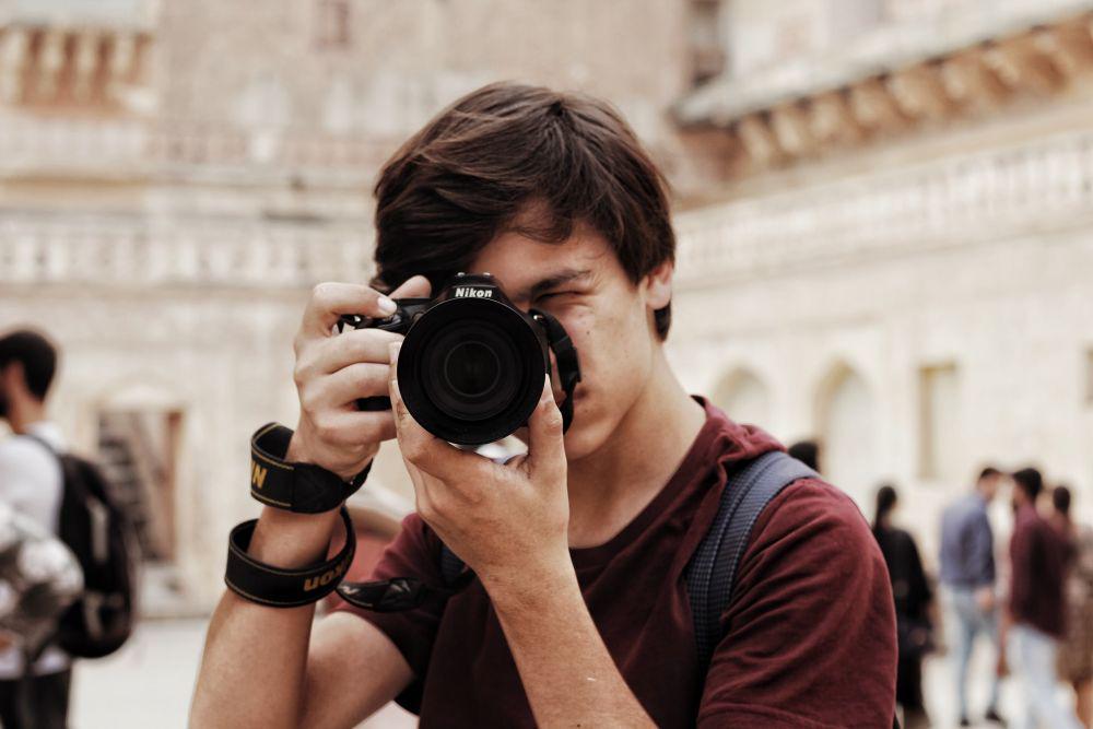 ilustrasi orang sedang memotret (unsplash.com/Daniil Onischenko)