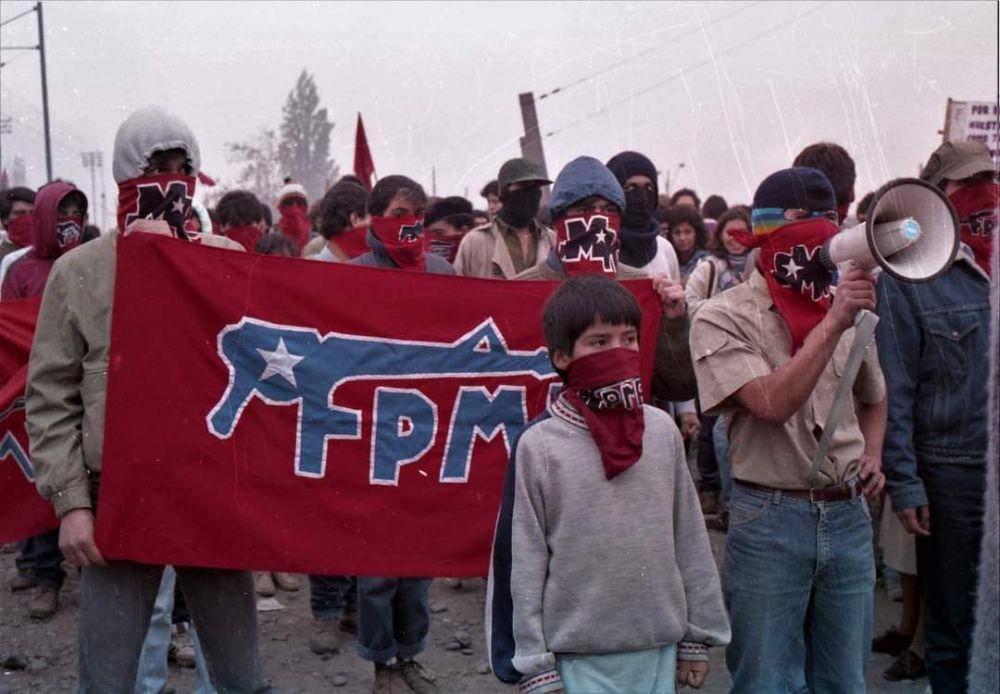 Kelompok gerilya Frente Patriótico Manuel Rodríguez di Chile saat melakukan unjuk rasa pada tahun 1983. (twitter.com/HectorPumo)