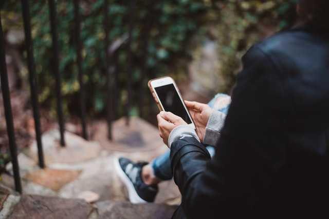 ilustrasi menggunakan hp (unsplash.com/Chad Madden)