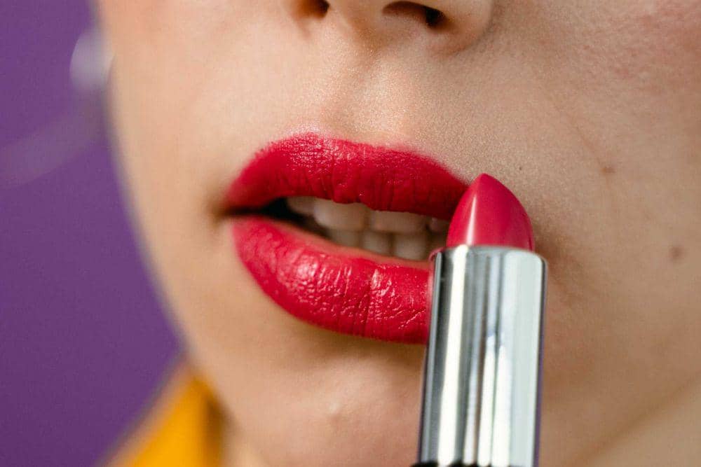 Ilustrasi menggunakan lipstick (Pexels/MART PRODUCTION)