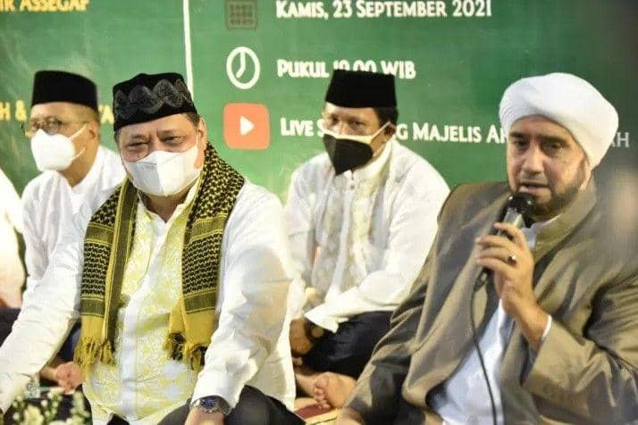 Menteri Koordinator bidang Perekonomian yang juga Ketua Umum DPP Partai Golkar, Airlangga Hartarto (kiri) bersama Habib Syech Bin Abdul Qodir Assegaf saat mengikuti haul Ki Ageng Gribig, di Jatinom, Klaten, Jawa Tengah, Kamis (23/9/2021). (ANTARA FOTO/HO.)