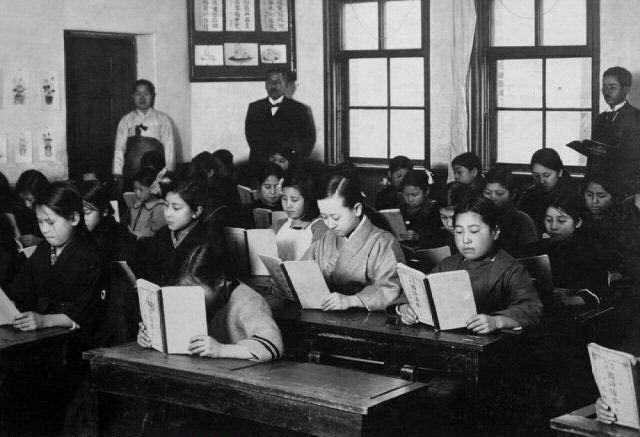 potret Putri DeokHye bersama murid-murid di sebuah sekolah di Jepang (wantubizhi.com)