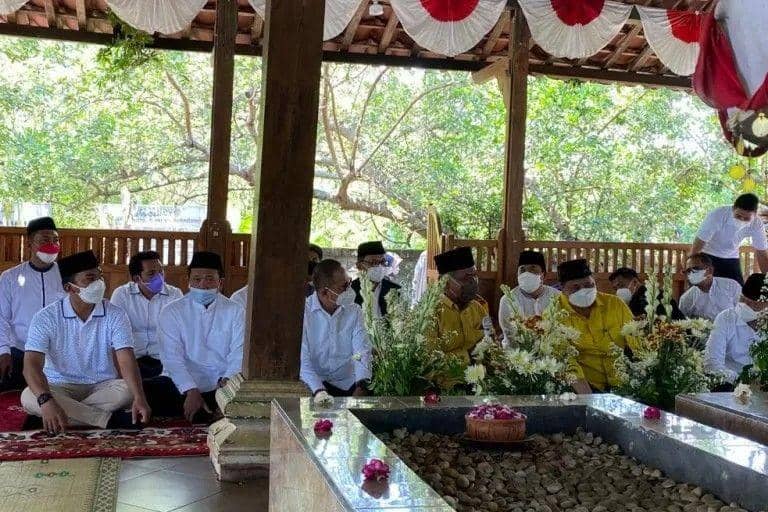 Menko Perekonomian yang juga Ketua Umum DPP Partai Golkar Airlangga Hartarto saat berziarah ke makam KH Moeslim Rifai Imam Putra atau yang dikenal dengan nama Mbah Lim, di Ponpes Almuttaqien Pancasila Sakti, Klaten, Jawa Tengah, Jumat (24/9/2021). ANTARA/HO.