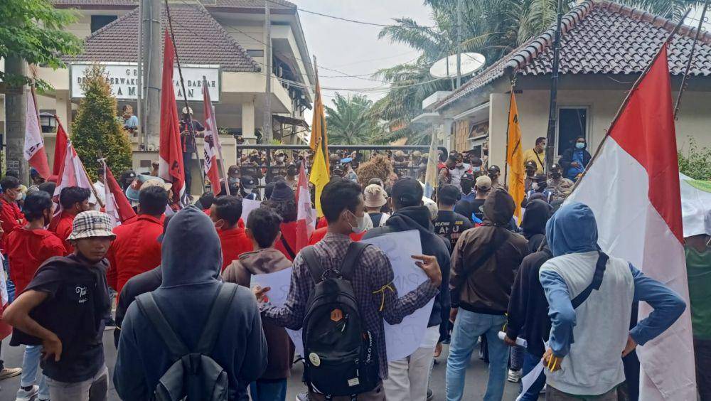 Demo hari tani di depan pintu masuk Gedung DPRD Kabupaten Lamongan. IDN Times/Imron