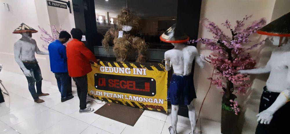 Mahasiswi menyegel ruang rapat paripurna DPRD Kabupaten Lamongan. IDN Times/Imron