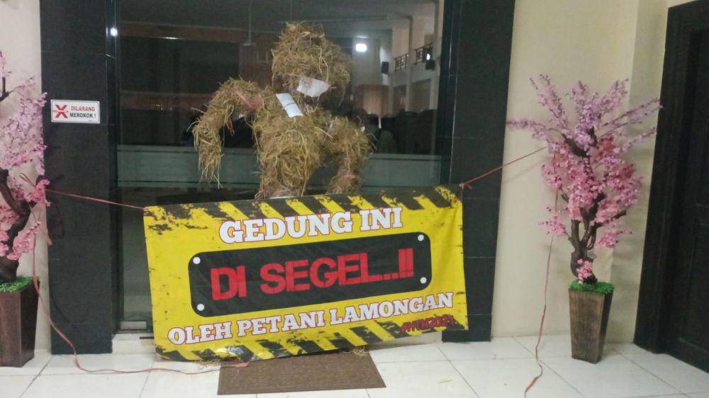 Mahasiswi menyegel ruang rapat paripurna DPRD Kabupaten Lamongan. IDN Times/Imron