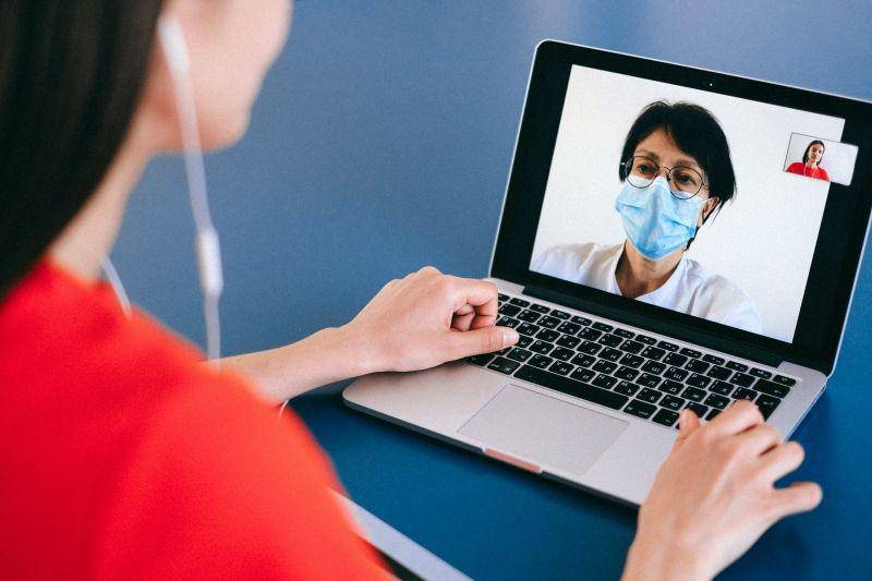 pexels.com/Anna Shvets (berkonsultasi via video call dengan dokter)