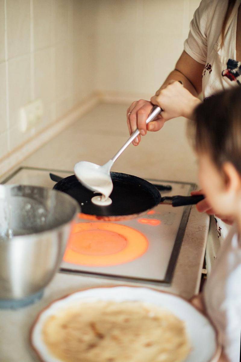 ilustrasi membuat pancake (pexels.com/Elina Fairytale)