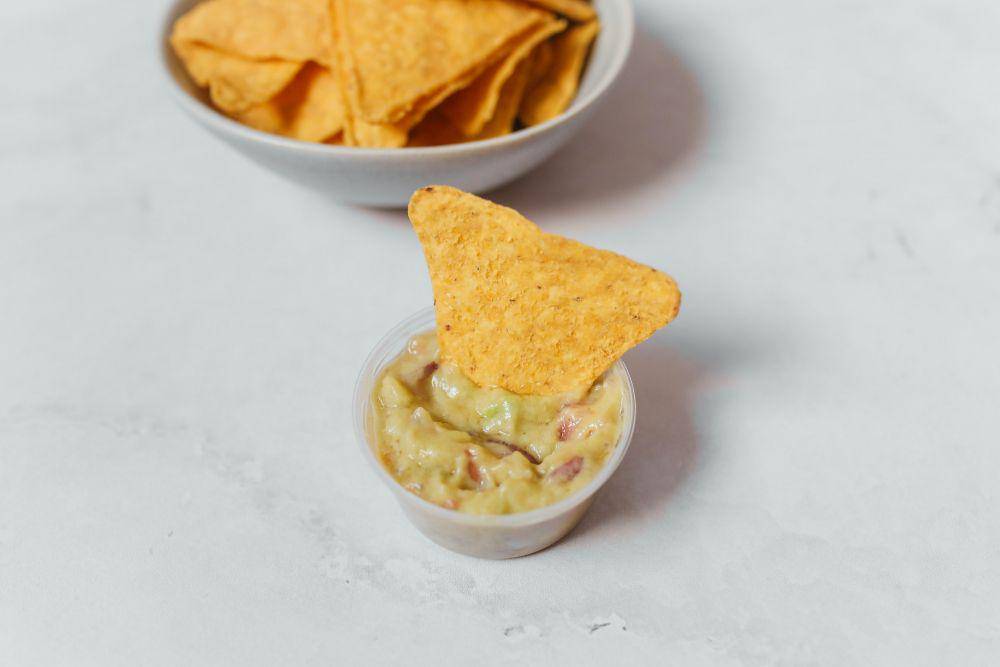 ilustrasi corn chip guacamole (pexels.com/Polina Tankilevitch)
