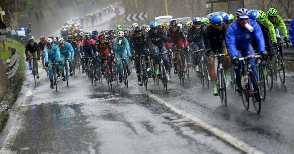 ilustrasi cara aman bersepeda ketika hujan (roadcyclinguk.com