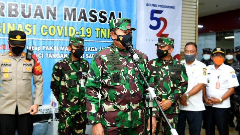 Kepala Staf TNI Angkatan Laut, Laksamana TNI Yudo Margono ketika meninjau serbuan vaksinasi di Mangga Dua Mal (Dokumentasi TNI AL)