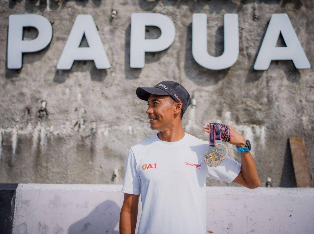 Telkomsel Area Sumatera melalui dukungan fasilitas telekomunikasi diberikan kepada atlet Triathlon nasional, Jauhari Johan. (IDN Times/Istimewa).