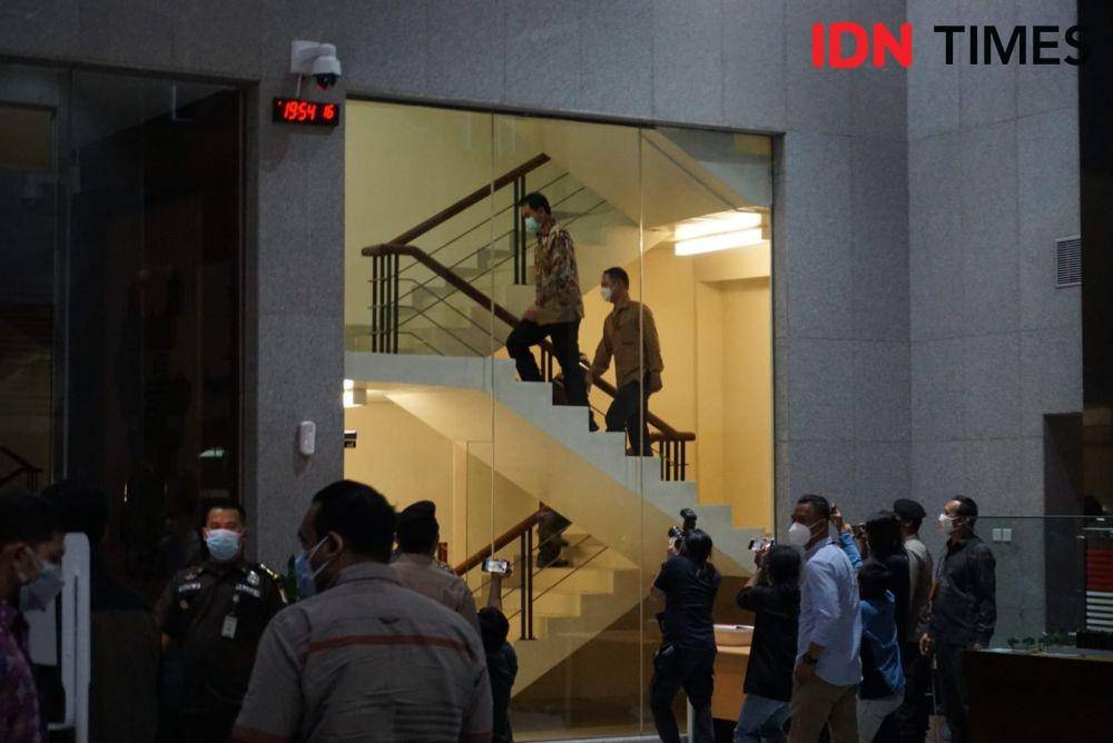 Wakil Ketua DPR Azis Syamsuddin tiba di gedung Merah Putih KPK, Setiabudi, Jakarta Selatan pada Jumat (24/9/2021). (IDN Times/Aryodamar)