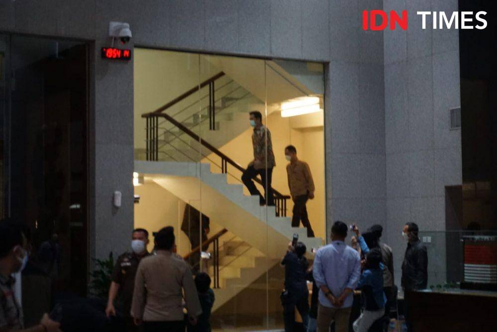 Wakil Ketua DPR Azis Syamsuddin tiba di gedung Merah Putih KPK, Setiabudi, Jakarta Selatan pada Jumat (24/9/2021). (IDN Times/Aryodamar)