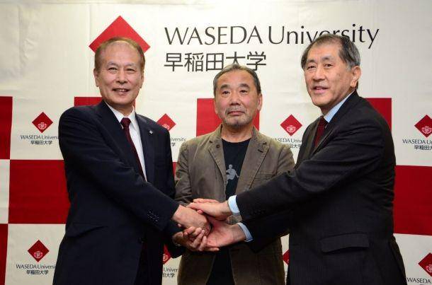 Haruki Murakami (tengah) saat melakukan konferensi pers yang diadakan di Waseda University (20/6/2019). (waseda.jp)