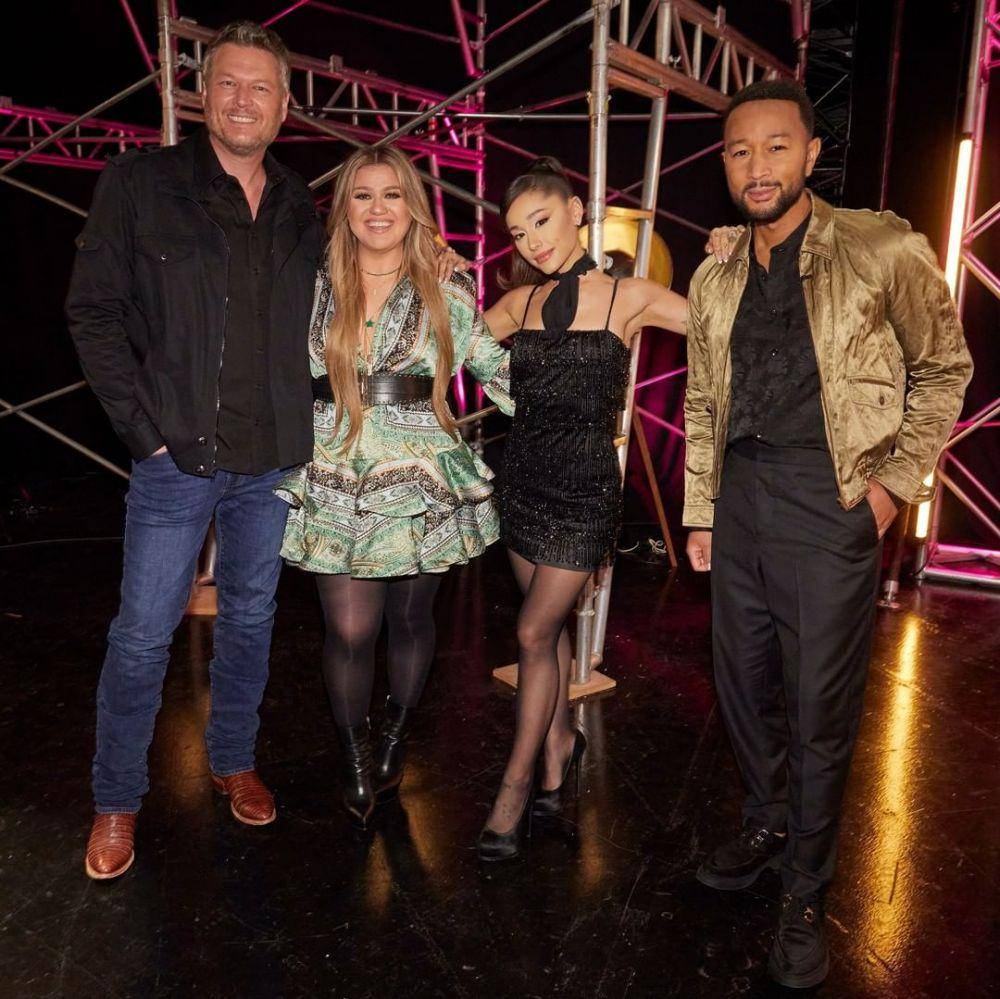 Ariana Grande berfoto bersama juri The Voice US. (instagram.com/nbcthevoice)