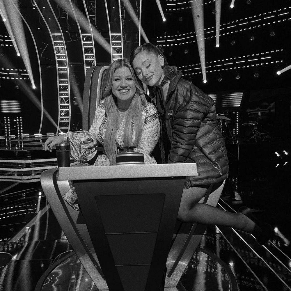 Ariana Grande dan Kelly Clarkson di The Voice US. (instagram.com/arianagrande)