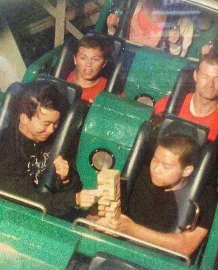 ekspresi orang naik roller coaster (reddit.com)