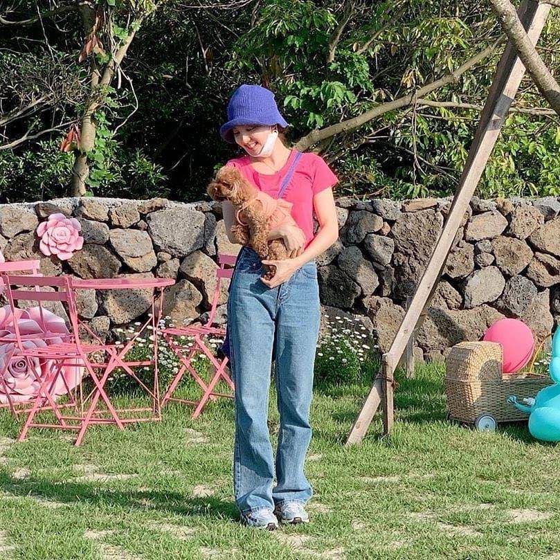 Bawahan celana jeans ala Nayeon Twice (instagram.com/imnayeondaily)
