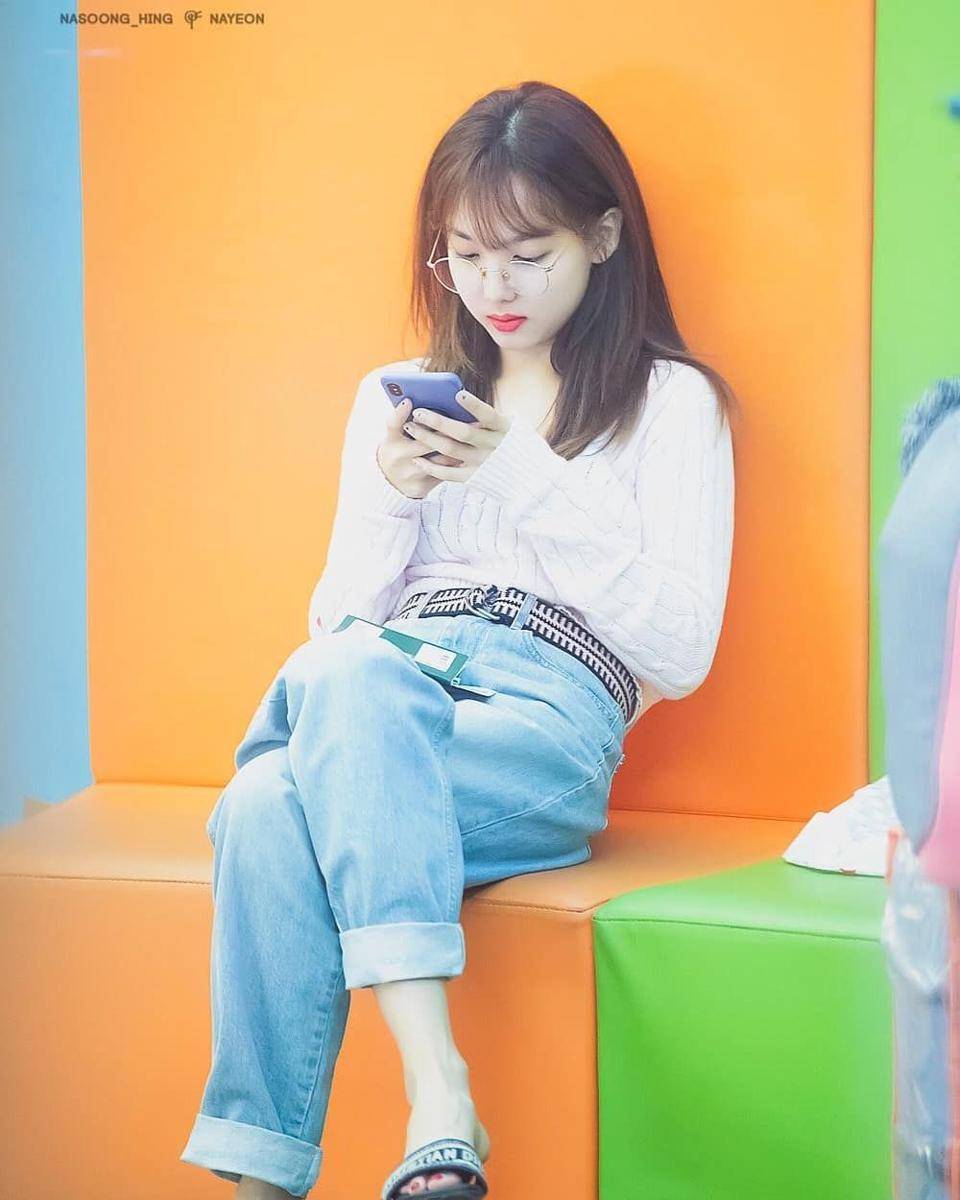Bawahan celana jeans ala Nayeon Twice (instagram.com/imnayeondaily)