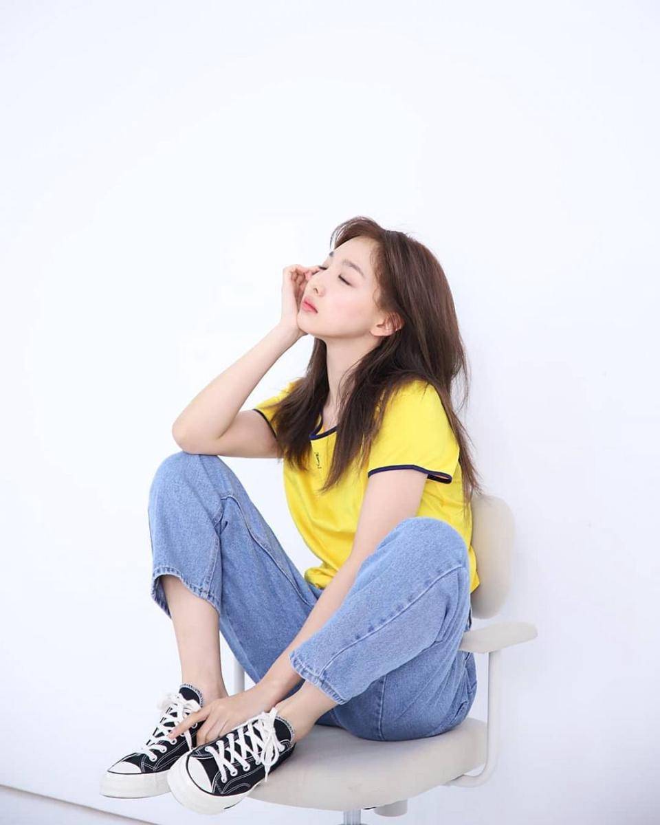 Bawahan celana jeans ala Nayeon Twice (instagram.com/imnayeondaily)