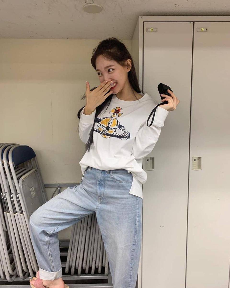 Bawahan celana jeans ala Nayeon Twice (instagram.com/imnayeondaily)