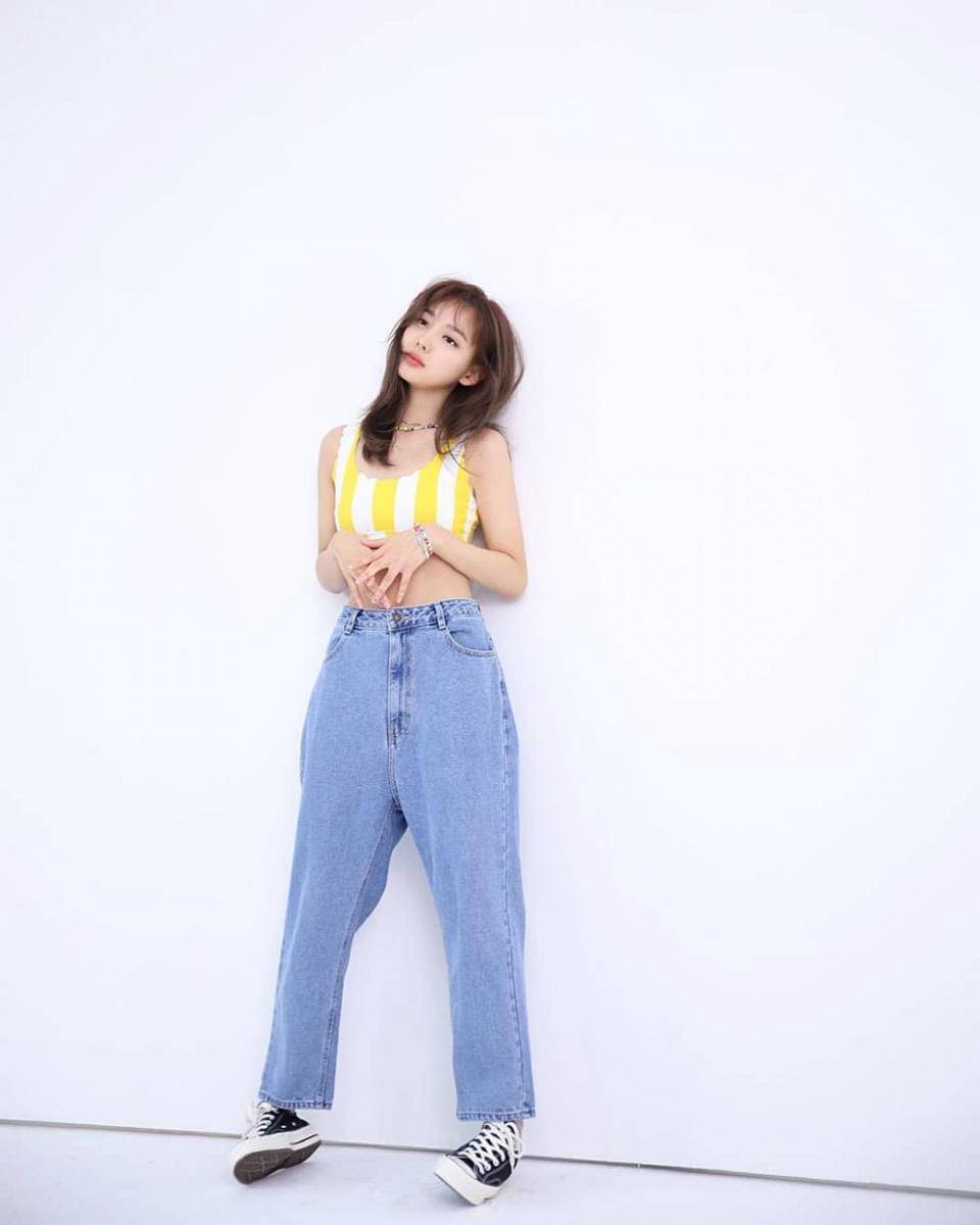 Bawahan celana jeans ala Nayeon Twice (instagram.com/imnayeondaily)