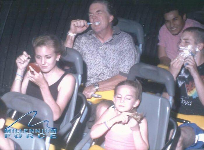 ekspresi orang naik roller coaster (reddit.com)