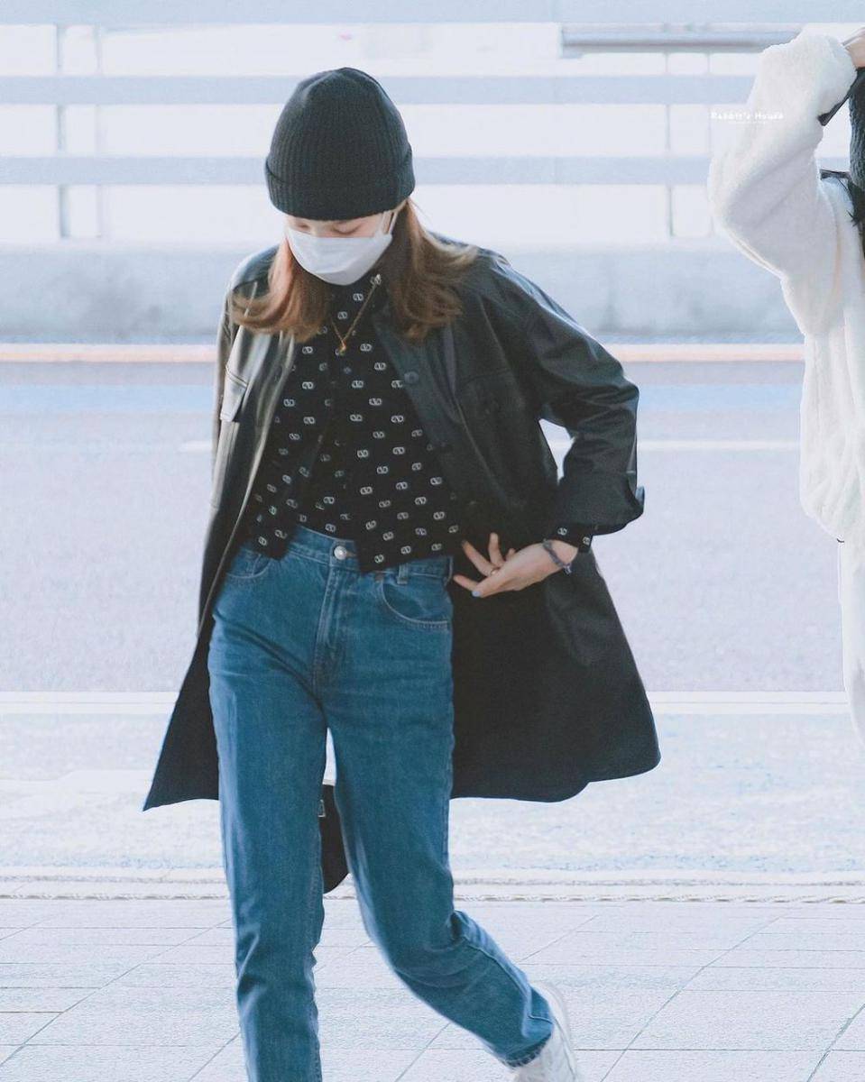 Bawahan celana jeans ala Nayeon Twice (instagram.com/imnayeondaily)