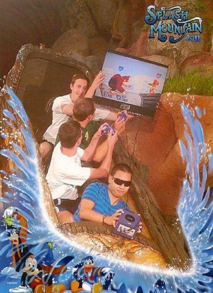 ekspresi orang naik roller coaster (awkwardfamilyphotos.com)