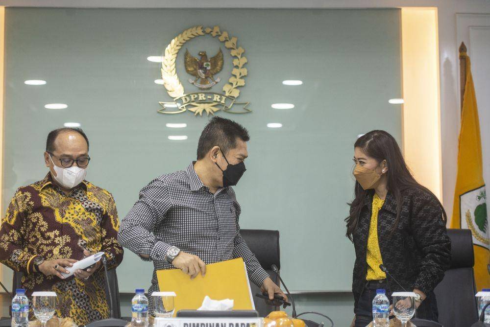 Ketua Bidang Hukum DPP Partai Golkar Adis Kadir (tengah) didampingi Ketua Badan Advokasi Hukum dan HAM (Bakumham) Partai Golkar Supriansa (kiri), dan Ketua DPP Partai Golkar bidang MPO Meutya Hafid (kanan) berbincang usai memberikan keterangan pers pascapenahanan Azis Syamsuddin oleh KPK, di Ruang Fraksi Partai Golkar, kompleks Parlemen, Senayan, Jakarta, Sabtu (25/9/2021) (ANTARA FOTO/Aprillio Akbar)