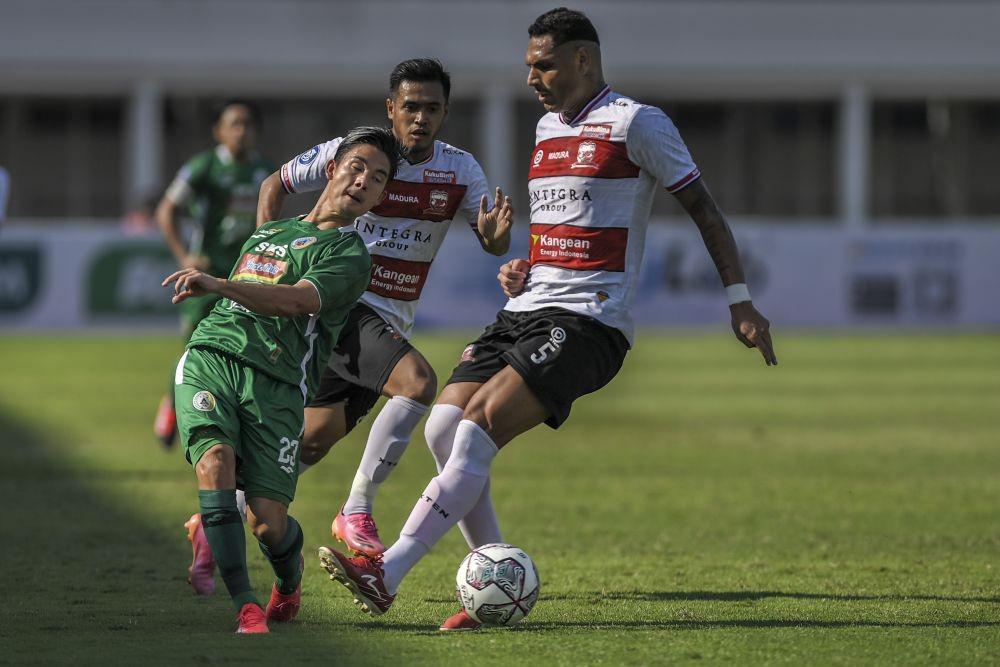 Madura United berhasil meraup kemenangan perdana di Liga 1 2021/2022 usai mengalahkan PS Sleman di pekan keempat yang digelar Sabtu (25/9/2021). (ANTARA/Galih Pradipta/rwa).