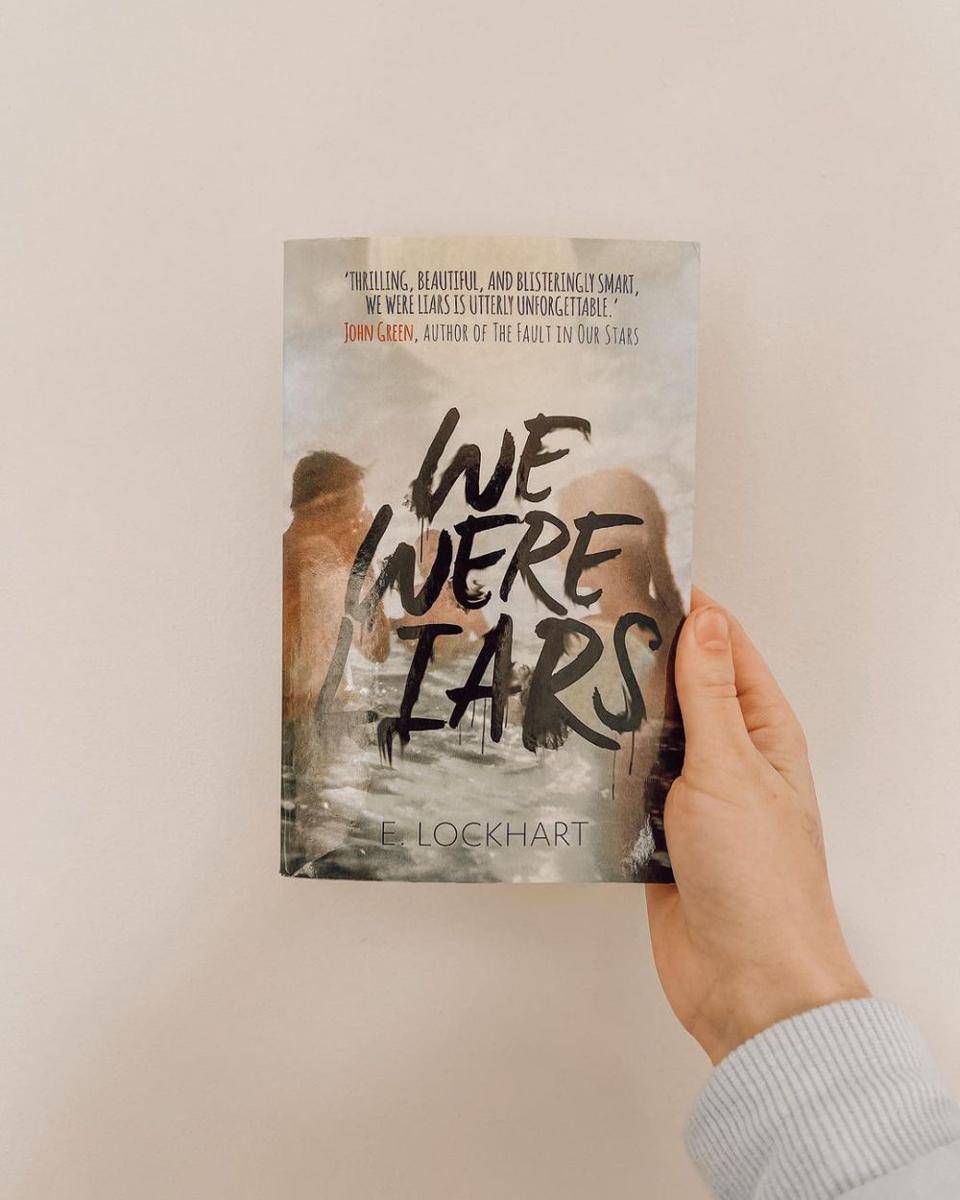 buku karya E. Lockhart (instagram.com/books.and.butterscotch)