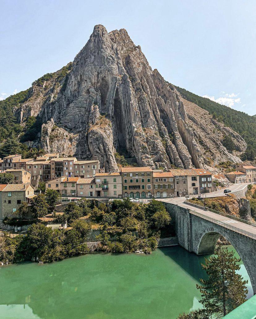 Baume Rock di Sisteron (instagram.com/melly__vi)
