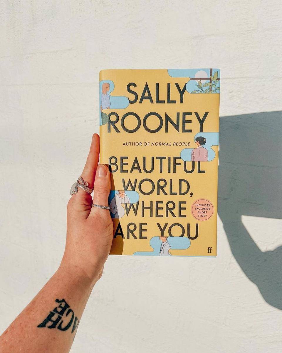 buku karya Sally Rooney (instagram.com/elishas.library)