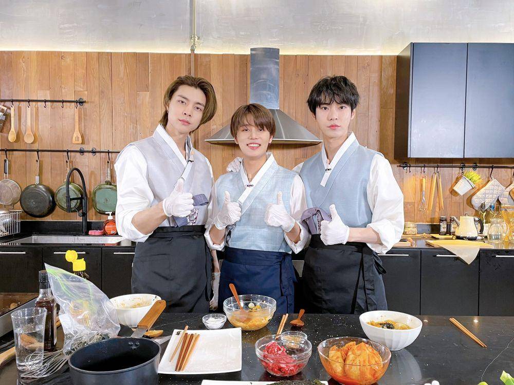 Johnny, Taeil, dan Doyoung NCT di konten Master Moon Chef (twitter.com/NCTsmtown)