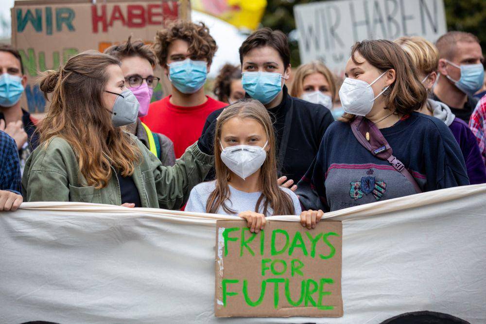Greta Thunberg aktivis iklim Swedia (di tengah) bersama dengan aktivis iklim di Jerman melakukan unjuk rasa pada 24 September 2021 di Berlin, Jerman. (Twitter.com/Fridays for Future Berlin)
