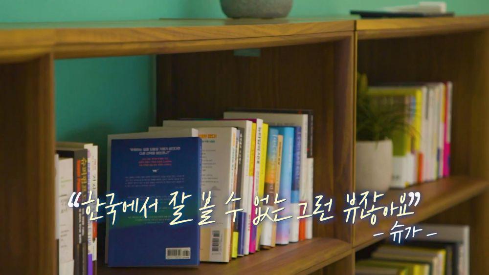 Perpustakaan mini dengan berbagai buku bacaan (youtube.com/INTHESOOPTV)
