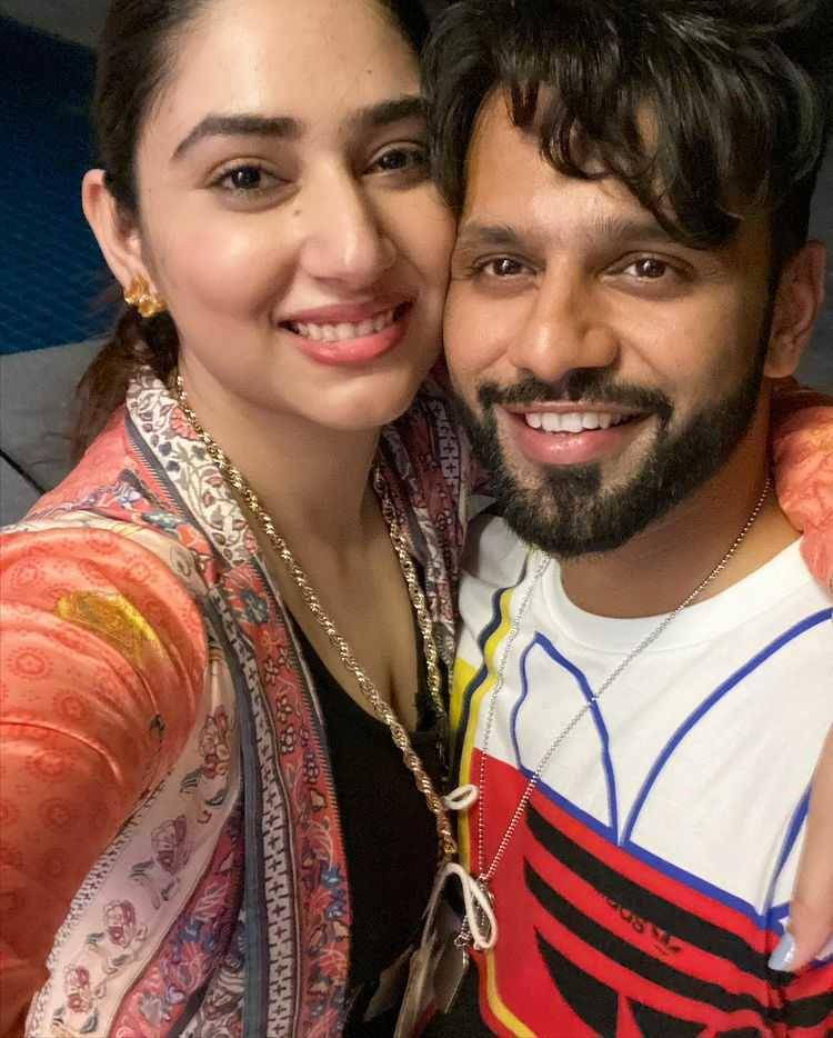 Disha Parmar dan suami (instagram.com/dishaparmar)
