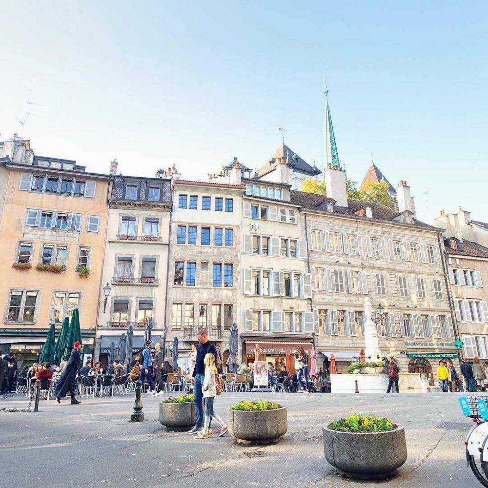 Place du Bourg de Four (instagram.com/carolinecappo)