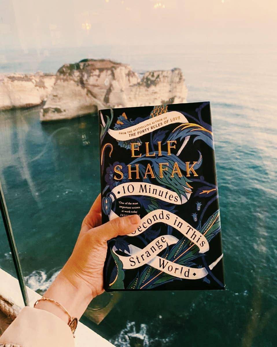 buku karya Elif Shafak (instagram.com/hanans_bookshelf)