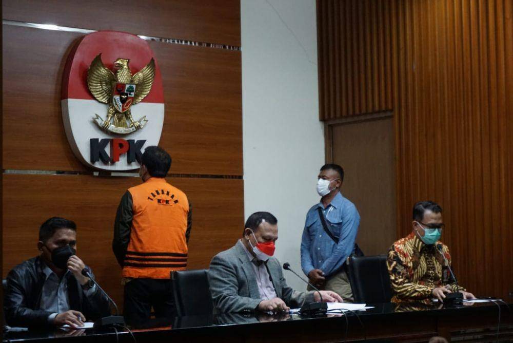 Ketua KPK Firli Bahuri menetapkan Azis Syamsuddin sebagai tersangka (IDN Times/Aryodamar)