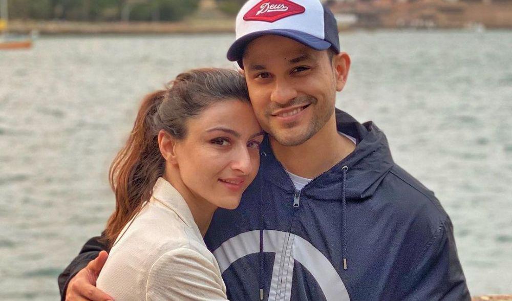 Beda Agama, 10 Potret Hangat Aktris Bollywood Soha Ali Khan dan Suami