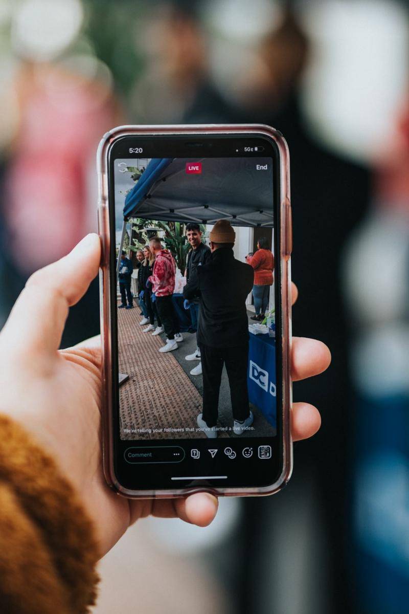 ilustrasi menggunakan smartphone (unsplash.com/Nathan Dumlao)