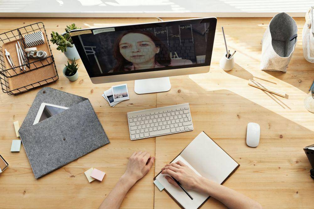 ilustrasi dosbing online (pexels.com/@julia-m-cameron)