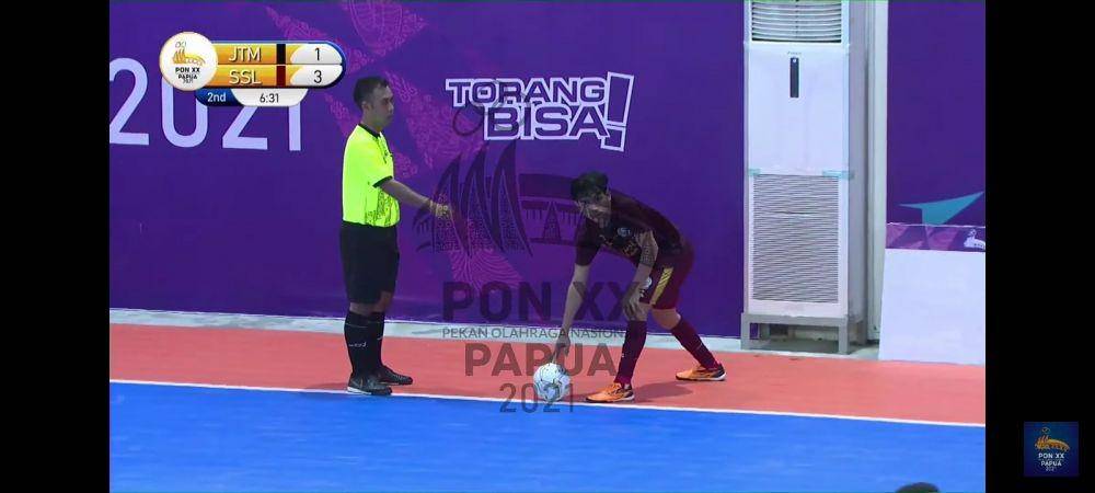Tangkapan layar pertandingan babak penyisihan Grup B cabang olahraga futsal PON XX Papua 2021 antara Jawa Timur versus Sulawesi Selatan di GOR SP 2 Mimika, Sabtu 25 September 2021. (YouTube.com/PON XX PAPUA 2021)