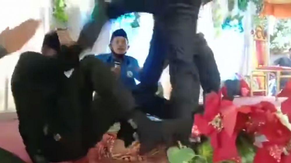 Viral! Calon Mertua di Bima Tendang Pengantin Pria Saat Akad Nikah