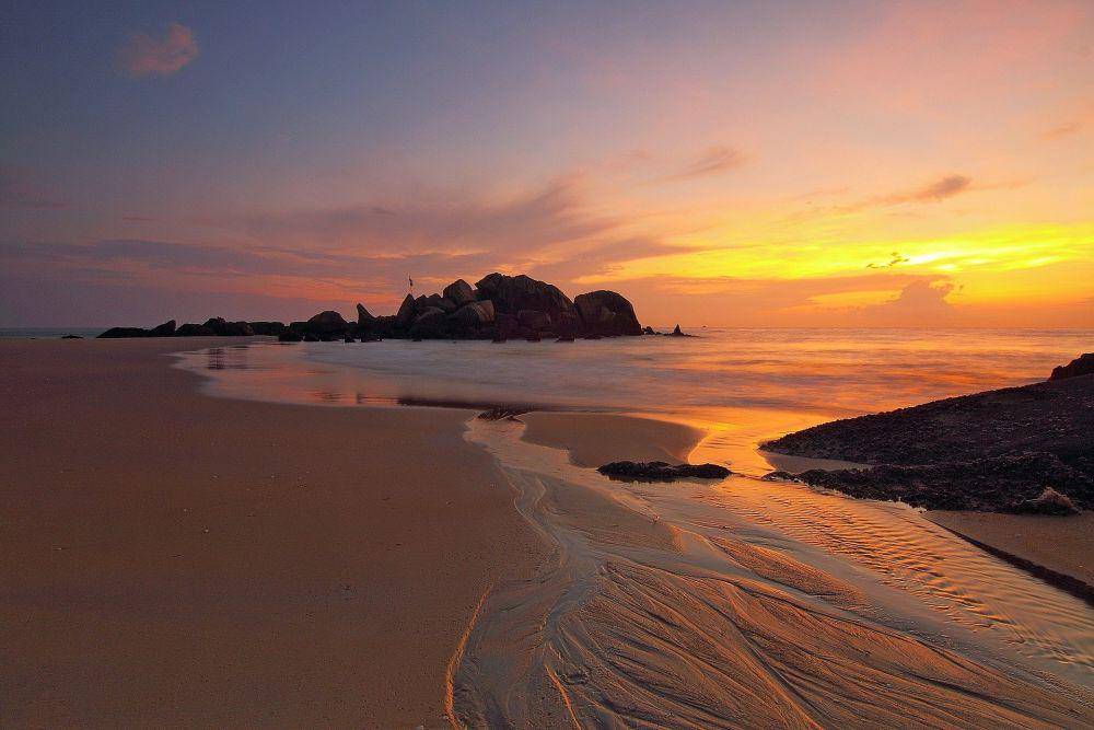 ilustrasi senja di pantai (pixabay.com/Pok_Rie)